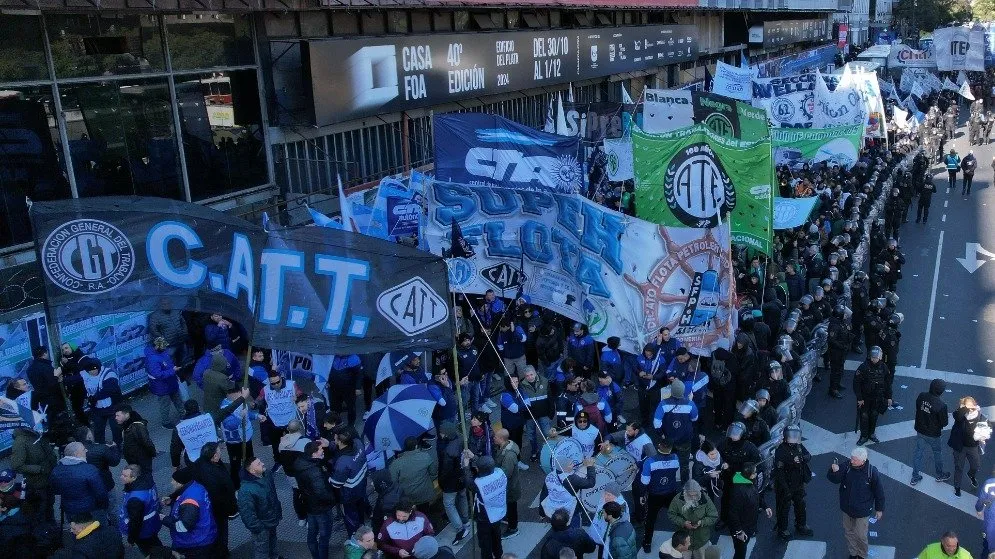 Más de 20 mil trabajadores marcharon contra Sturzenegger y el ajuste del Gobierno